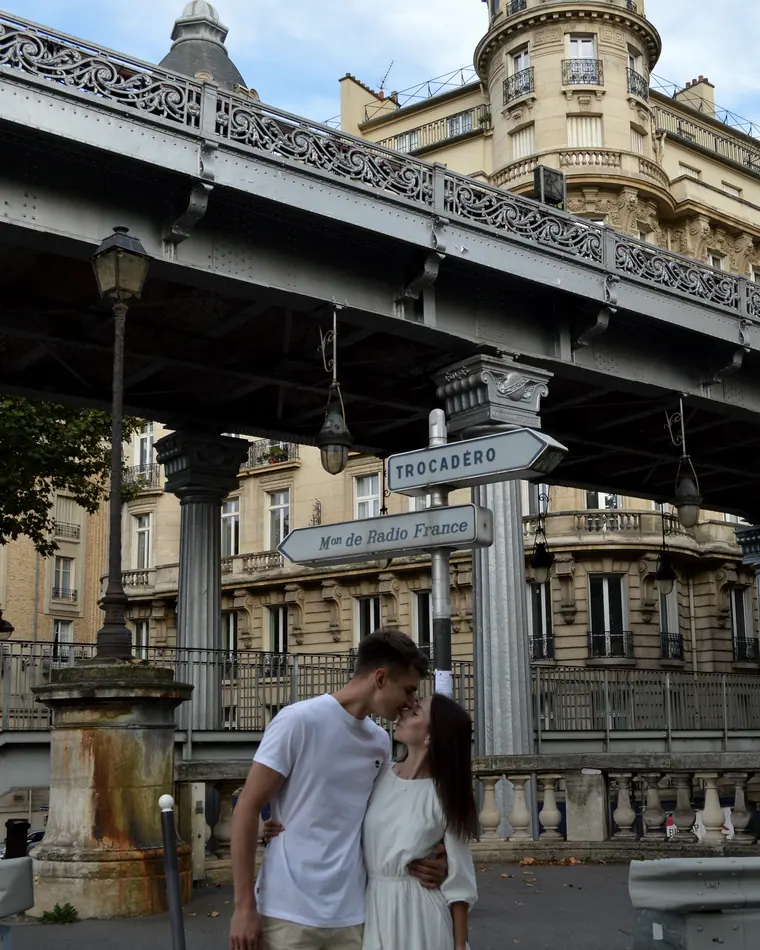 Couple photoshoot in Paris on the Bir-Hakeim bridge