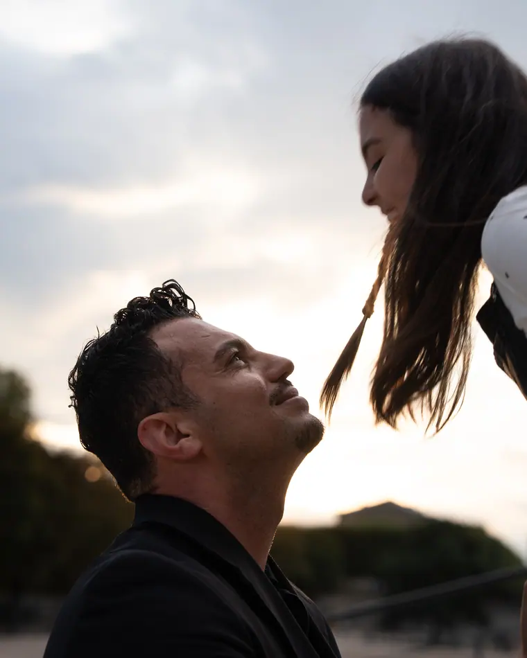Couple photoshoot in Paris at sunset