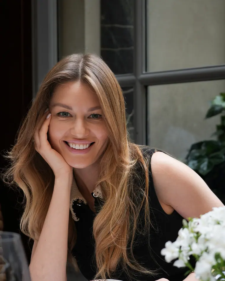 Portrait photographer in Paris: a woman smiling in a Parisian café