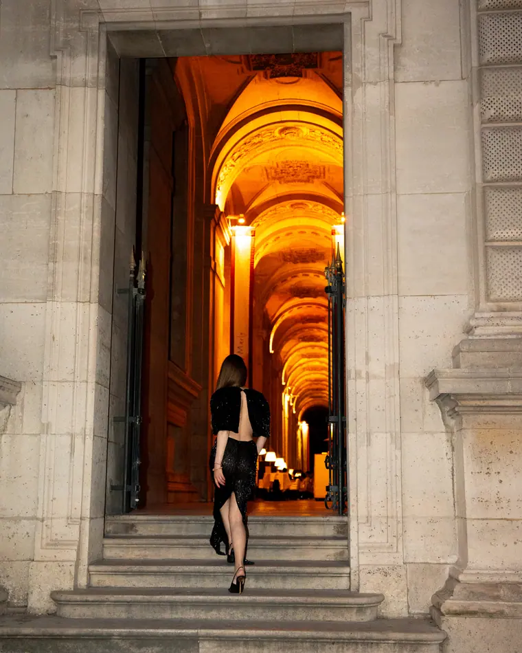 Portrait photographer in Paris: evening portrait in the Louvre arcades