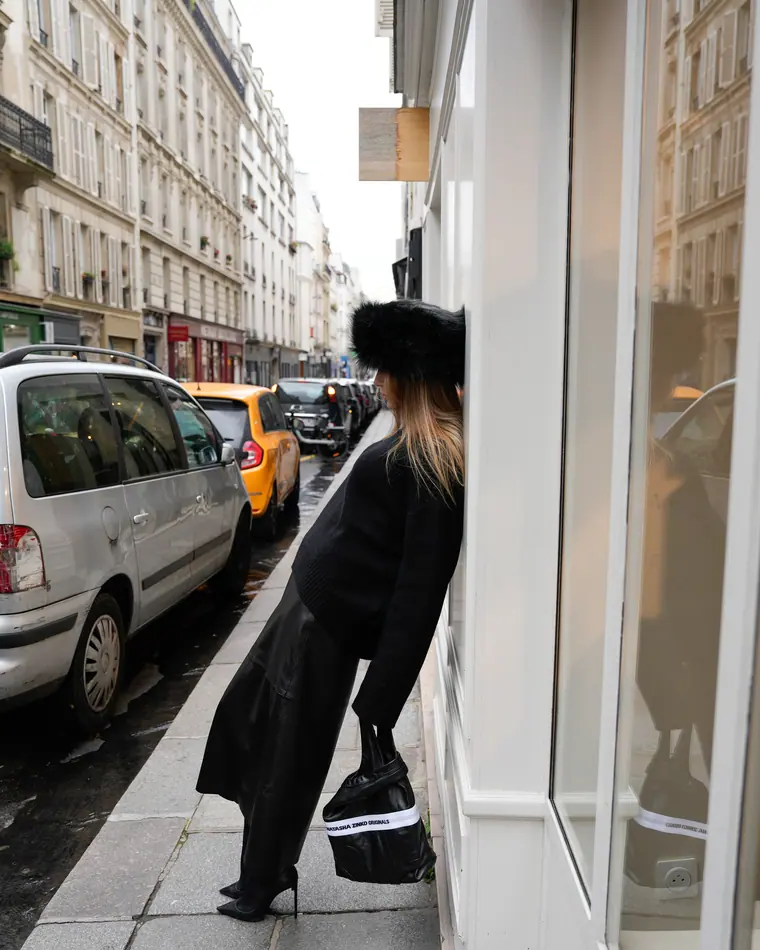 Portrait photographer in Paris: street style on a Parisian street